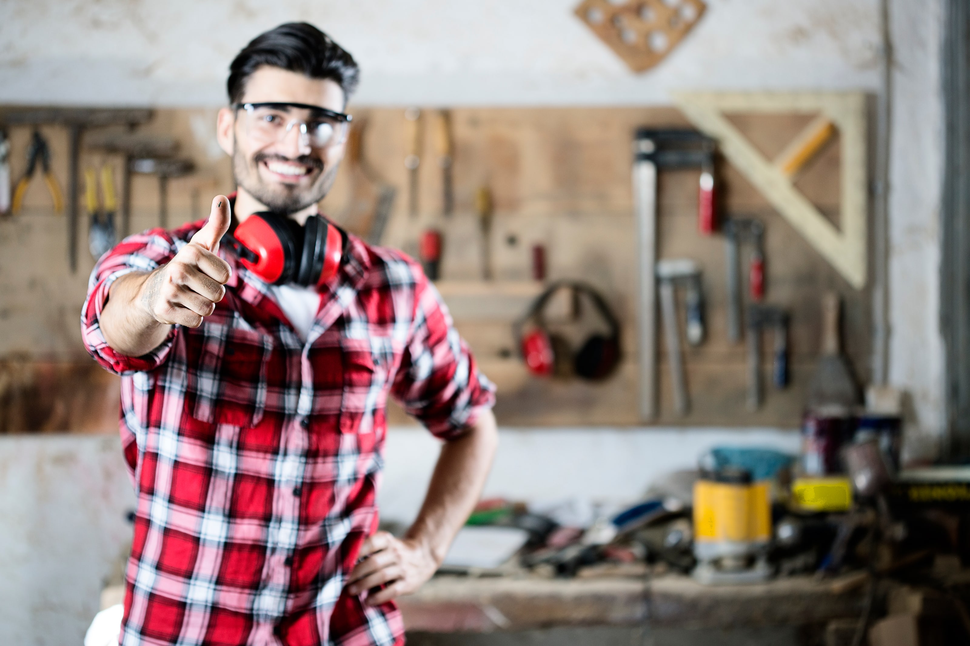 Handwerker in seiner Werkstatt